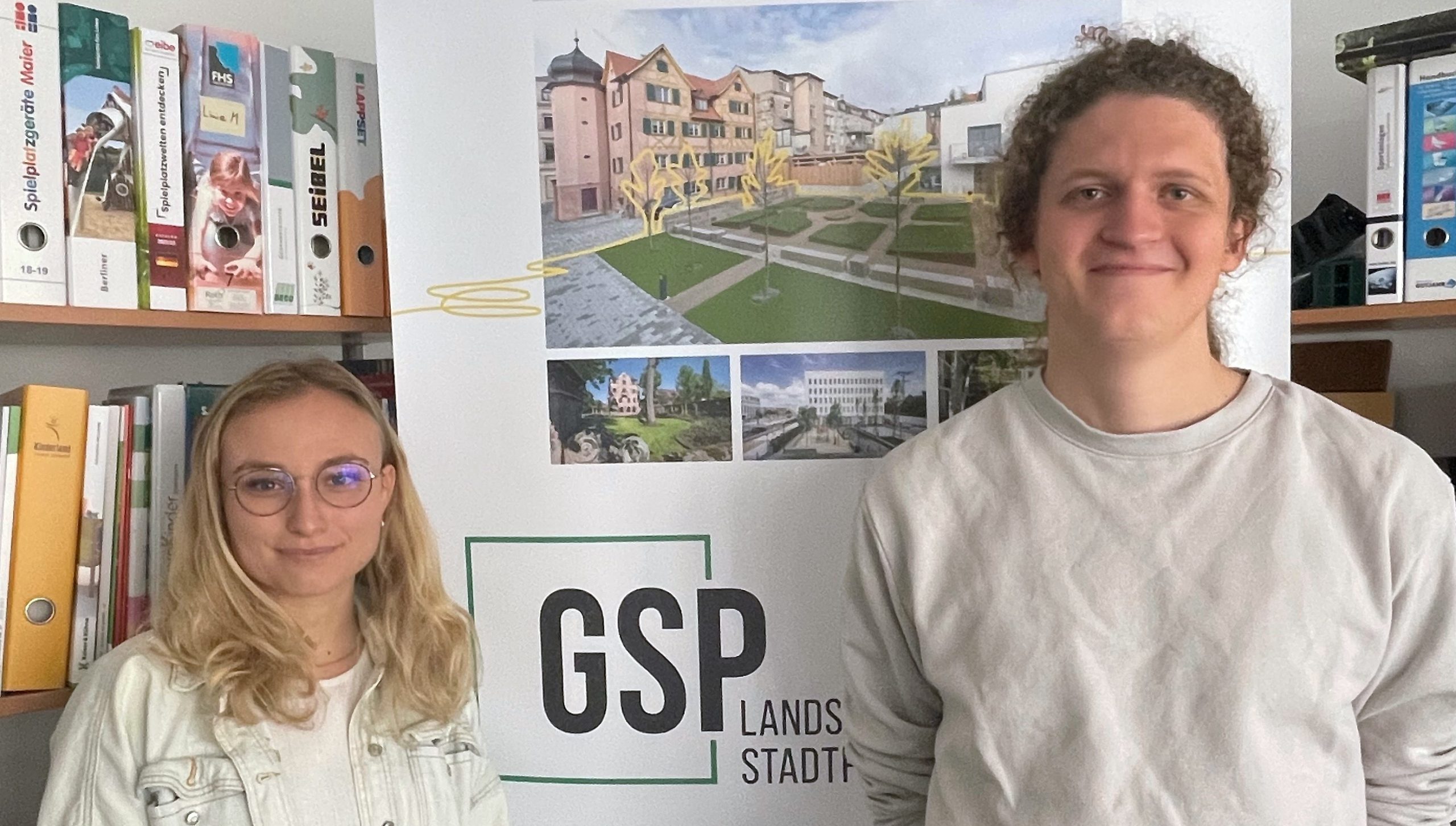 Zwei Praktikanten der Landschaftsarchitektur und Stadtplanung vor GSP-Banner